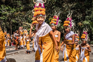 Bali, Endonezya - 25 Eylül 2018: Bali dili çocuklarda Tirta Empul Tapınağı büyük bir törenle geleneksel kıyafet.