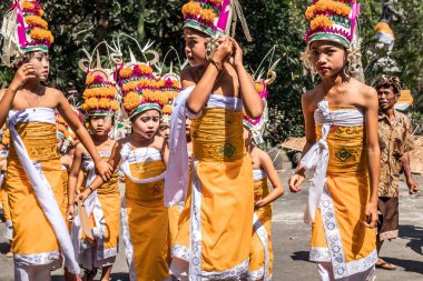 Bali, Endonezya - 25 Eylül 2018: Bali dili çocuklarda Tirta Empul Tapınağı büyük bir törenle geleneksel kıyafet.