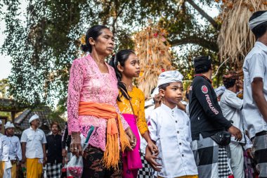Bali, Endonezya - 25 Eylül 2018: Bali dili çocuklarda Tirta Empul Tapınağı büyük bir törenle geleneksel kıyafet.