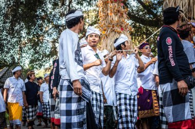 Bali, Endonezya - 25 Eylül 2018: Bali dili çocuklarda Tirta Empul Tapınağı büyük bir törenle geleneksel kıyafet.