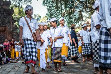Bali, Endonezya - 25 Eylül 2018: Bali dili çocuklarda Tirta Empul Tapınağı büyük bir törenle geleneksel kıyafet.