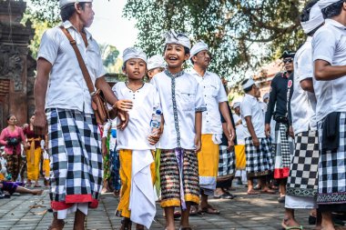 Bali, Endonezya - 25 Eylül 2018: Bali dili çocuklarda Tirta Empul Tapınağı büyük bir törenle geleneksel kıyafet.