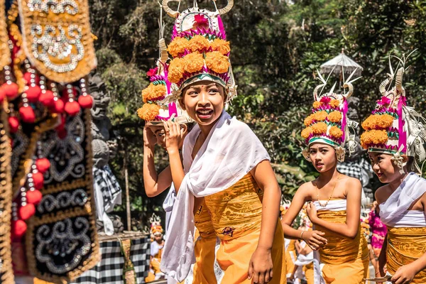 BALI, INDONESIA - 25 DE SEPTIEMBRE DE 2018: Niños balineses vestidos con ropa tradicional en una gran ceremonia en el templo de Tirta Empul . — Foto de Stock