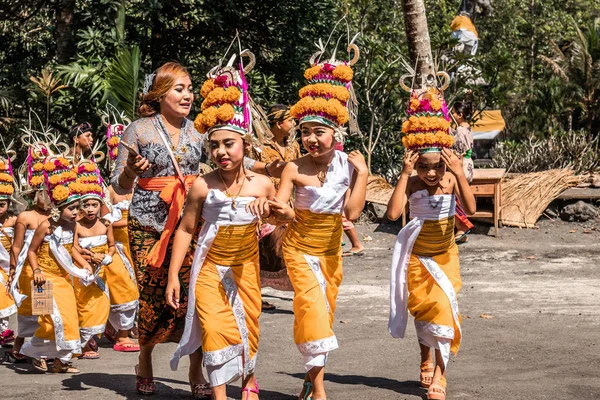 Bali, Endonezya - 25 Eylül 2018: Bali dili çocuklarda Tirta Empul Tapınağı büyük bir törenle geleneksel kıyafet. — Stok fotoğraf