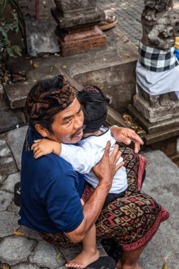 Bali, Endonezya - 25 Eylül 2018: Bali dili çocuklarda Tirta Empul Tapınağı büyük bir törenle geleneksel kıyafet.