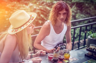 Kahve ve çay orman yağmur ormanlarında bir tropikal Bali adasının günbatımı sırasında tatma genç çift.