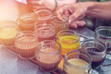 Tropikal bir Bali Adası'nın orman yağmur ormanlarında günbatımı sırasında tatma kahve.