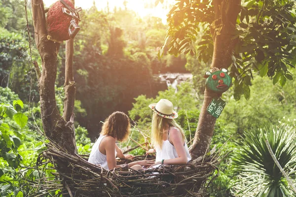 Fiatal pár, a dzsungelben a watefall háttérben mézeshetek. Bali szigetén. — Stock Fotó