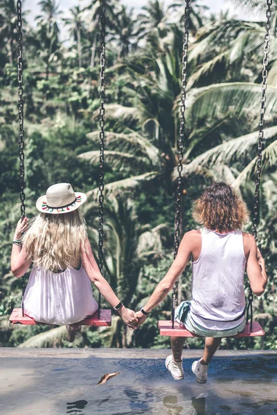 湖のバリ島近くのジャングルで若い新婚旅行カップル スイング — ストック写真