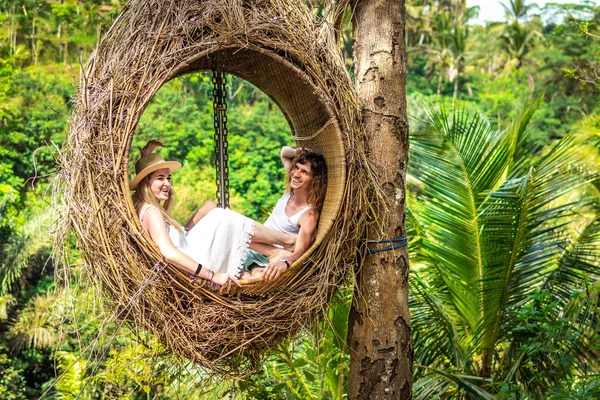 Cestovatel třešinka v dekorativní vnořit do džungle na ostrově Bali, Indonésie. Pár v pralese. — Stock fotografie