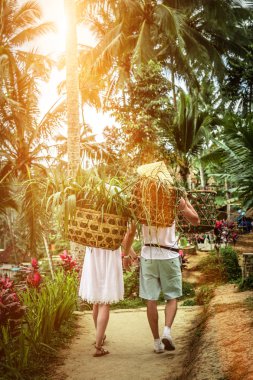 Genç balayı Bali Adası birkaç pirinç tarlaları üzerinde. Seyahat etmek tatil Bali kavramı.