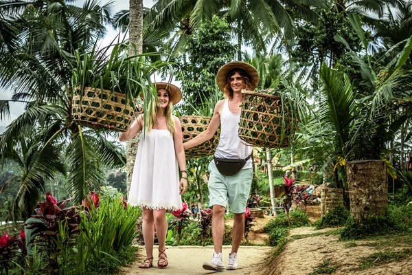 Una joven pareja de luna de miel en los arrozales de la isla de Bali. Vacaciones de viaje en concepto de Bali . — Foto de Stock