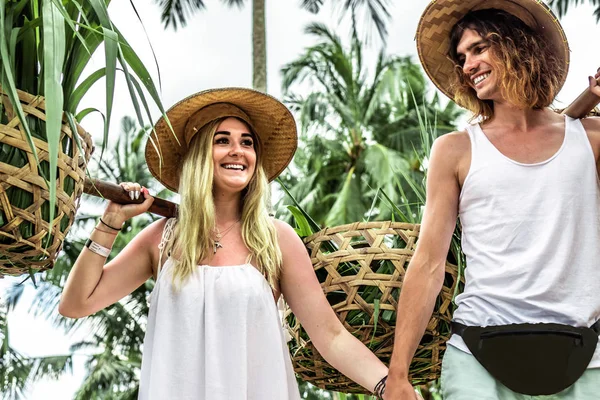 Giovane coppia luna di miele sulle risaie dell'isola di Bali. Vacanze di viaggio sul concetto di Bali . — Foto Stock