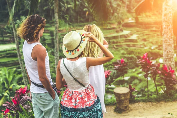 Una joven pareja de luna de miel en los arrozales de la isla de Bali. Vacaciones de viaje en concepto de Bali . — Foto de Stock