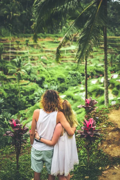 Unga smekmånad par på risfälten ön Bali. Resor semester på Bali koncept. — Stockfoto