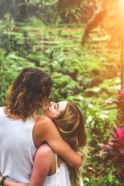 Giovane coppia luna di miele sulle risaie dell'isola di Bali. Vacanze di viaggio sul concetto di Bali . — Foto Stock