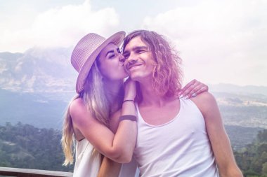 Dağ zemin üzerine genç turist birkaç. Volkan Batur, Bali Adası.