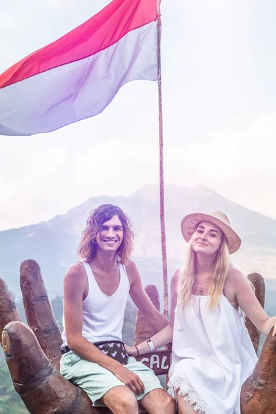 Un paio di giovani turisti sullo sfondo della montagna. Vulcano Batur, isola di Bali . — Foto Stock