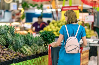 Bali Adası süpermarkette genç kadın.