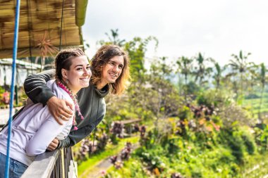 Bali dili doğa genç ve mutlu romantik çift portresi. Bali Adası.