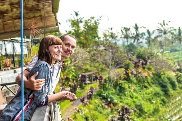 Retrato de pareja romántica joven y feliz en naturaleza balinesa. Isla de Bali . — Foto de Stock