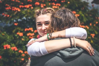 Gülümseyen çift aşık güzel çiçek arka plan üzerinde doğada sarılma. Bali Adası.