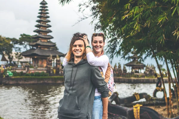 Giovane coppia romantica di problemi sullo sfondo tempio Ulan Danu. Isola di Bali . — Foto Stock