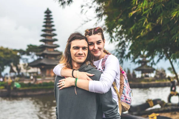 Giovane coppia romantica di problemi sullo sfondo tempio Ulan Danu. Isola di Bali . — Foto Stock