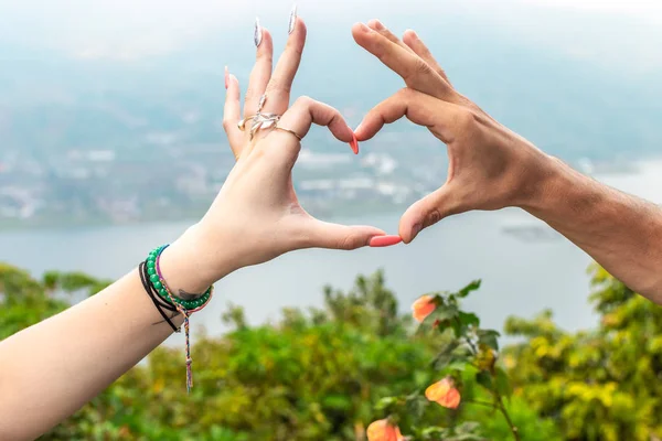 Медовый месяц руки на фоне тропического озера. Бали . — стоковое фото
