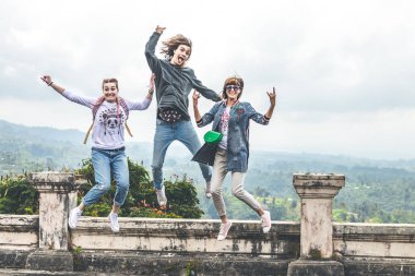 Terk edilmiş bir otel Bali Adası, Endonezya Kuzey üzerinde atlama üç genç turist.