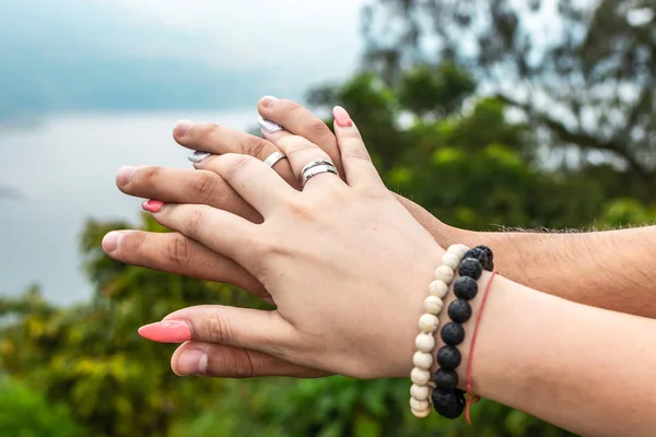 Huwelijksreis handen op de achtergrond tropische lake. Bali eiland. — Stockfoto
