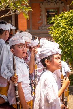 Bali, Endonezya - 3 Ekim 2018: Bali desa Pejeng Kangi Bali bir aile törenle geleneksel kostüm çocuklar.