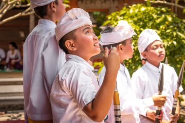 Bali, Endonezya - 3 Ekim 2018: Bali desa Pejeng Kangi Bali bir aile törenle üzerinde geleneksel kostüm çocuklar.
