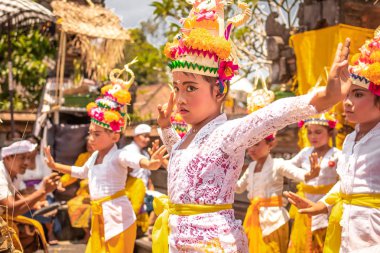 Bali, Endonezya - 3 Ekim 2018: desa Pejeng Kangi Bali bir aile törenle geleneksel kostüm dans Balili kızlar.