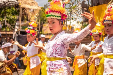 Bali, Endonezya - 3 Ekim 2018: desa Pejeng Kangi Bali bir aile törenle geleneksel kostüm dans Balili kızlar.