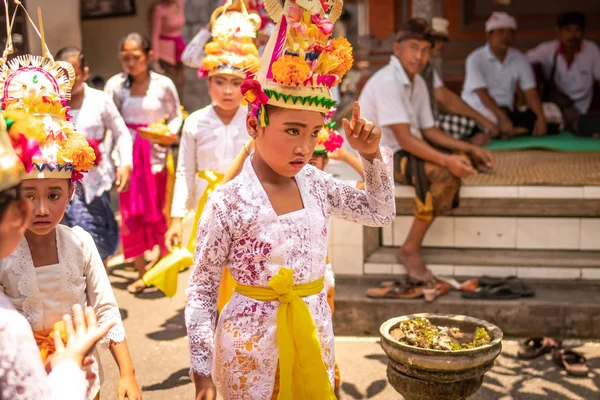 BALI, INDONÉSIA - OUTUBRO 3, 2018: Meninas balinesas em traje tradicional em uma cerimônia de família balinesa na desa Pejeng Kangi . — Fotografia de Stock