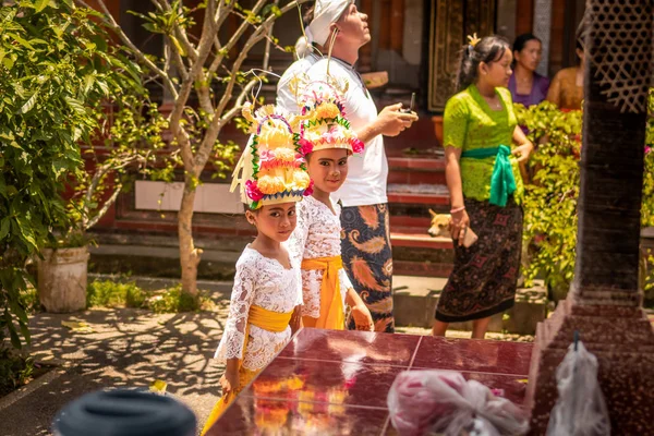 BALI, INDONESIA - 3 DE OCTUBRE DE 2018: Chicas balinesas en traje tradicional en una ceremonia familiar balinesa en desa Pejeng Kangi . —  Fotos de Stock