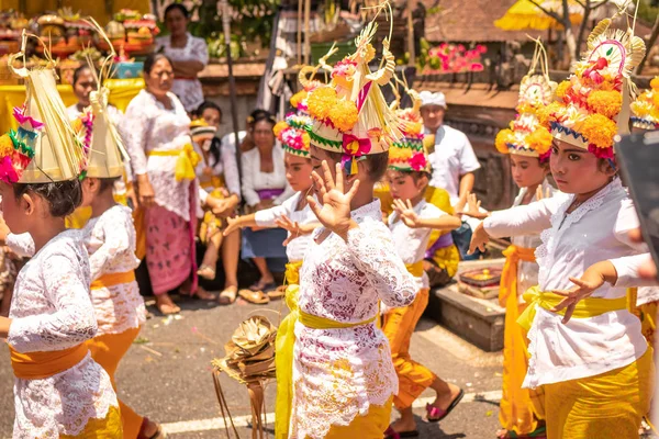 Bali Indonezja Października 2018 Balijski Kids Tradycyjnych Strojach Balijski Rodzinnych — Zdjęcie stockowe