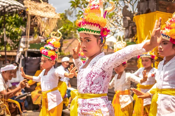 BALI, INDONÉSIA - OUTUBRO 3, 2018: Meninas balinesas dançando com trajes tradicionais em uma cerimônia familiar balinesa na desa Pejeng Kangi . — Fotografia de Stock