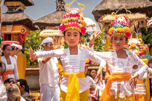 BALI, INDONESIA - OCTOBER 3, 2018: Balinese girls dancing in traditional costume on a balinese family ceremony in desa Pejeng Kangi. — Stock Photo, Image