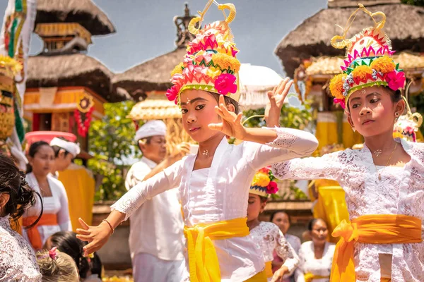 BALI, INDONESIA - 3 DE OCTUBRE DE 2018: Chicas balinesas bailando en traje tradicional en una ceremonia familiar balinesa en desa Pejeng Kangi . —  Fotos de Stock
