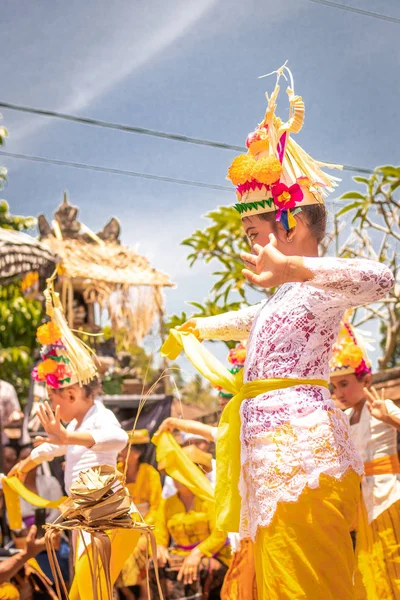 Bali, Indonésie - 3 října 2018: Balijská dívky tančí v tradičních lidových krojích na balijské rodinný obřad v desa Pejeng Kangi. — Stock fotografie