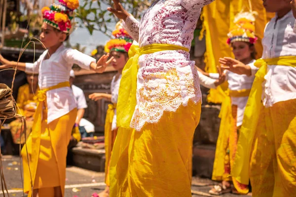 BALI, INDONESIA - 3 DE OCTUBRE DE 2018: Chicas balinesas bailando en traje tradicional en una ceremonia familiar balinesa en desa Pejeng Kangi . —  Fotos de Stock