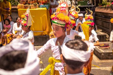 Bali, Endonezya - 3 Ekim 2018: desa Pejeng Kangi Bali bir aile törenle geleneksel kostüm dans Balili kızlar.