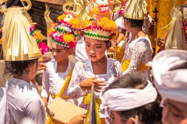 Bali, Endonezya - 3 Ekim 2018: Bali desa Pejeng Kangi Bali bir aile törenle üzerinde geleneksel kostüm çocuklar.