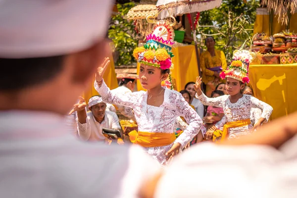 BALI, INDONESIA - 3 DE OCTUBRE DE 2018: Chicas balinesas bailando en traje tradicional en una ceremonia familiar balinesa en desa Pejeng Kangi . —  Fotos de Stock