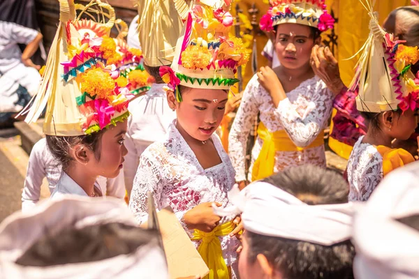 BALI, INDONESIA - 3 DE OCTUBRE DE 2018: Niños balineses en traje tradicional en una ceremonia familiar balinesa en desa Pejeng Kangi . — Foto de Stock