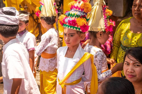 BALI, INDONESIA - 3 DE OCTUBRE DE 2018: Niños balineses en traje tradicional en una ceremonia familiar balinesa en desa Pejeng Kangi . —  Fotos de Stock