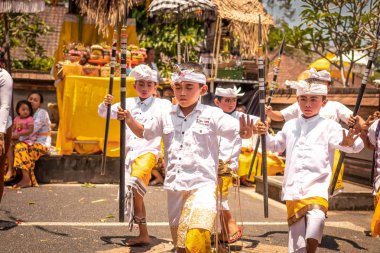 Bali, Endonezya - 3 Ekim 2018: Bali çocuklar törensel dans geleneksel kostüm, desa Pejeng Kangi Bali bir aile törenle üzerinde.