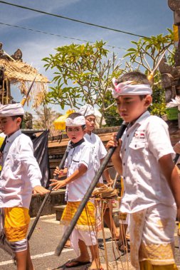 Bali, Endonezya - 3 Ekim 2018: Bali çocuklar törensel dans geleneksel kostüm, desa Pejeng Kangi Bali bir aile törenle üzerinde.